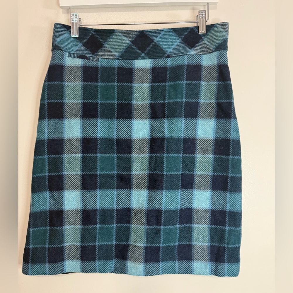 L.L. bean favorite fit Plaid Blue and Black Women's wool blend Skirt size 10
